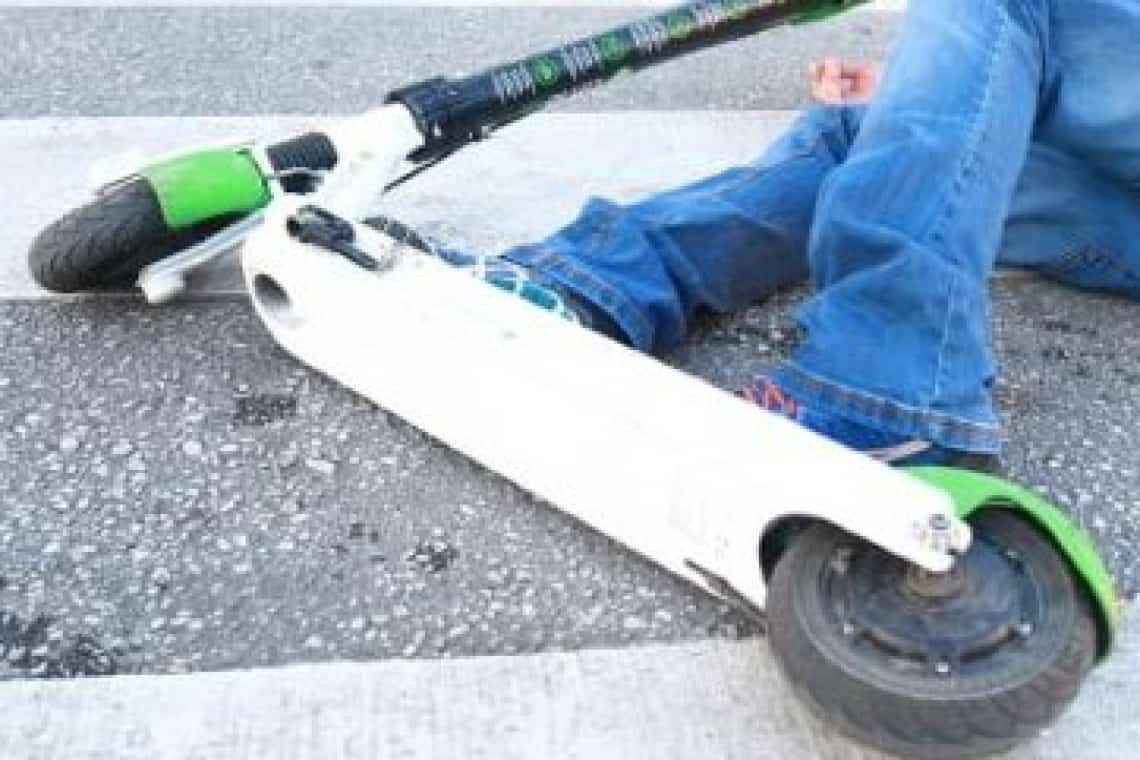 O fetiță care traversa strada pe trotinetă, accidentată în zona Pieței Mihai Viteazul din Ploiești