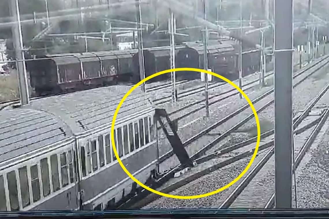 Conflict între CFR Infrastructură și CFR Călători, după ce o ușă a unui tren de călători s-a desprins în mers!