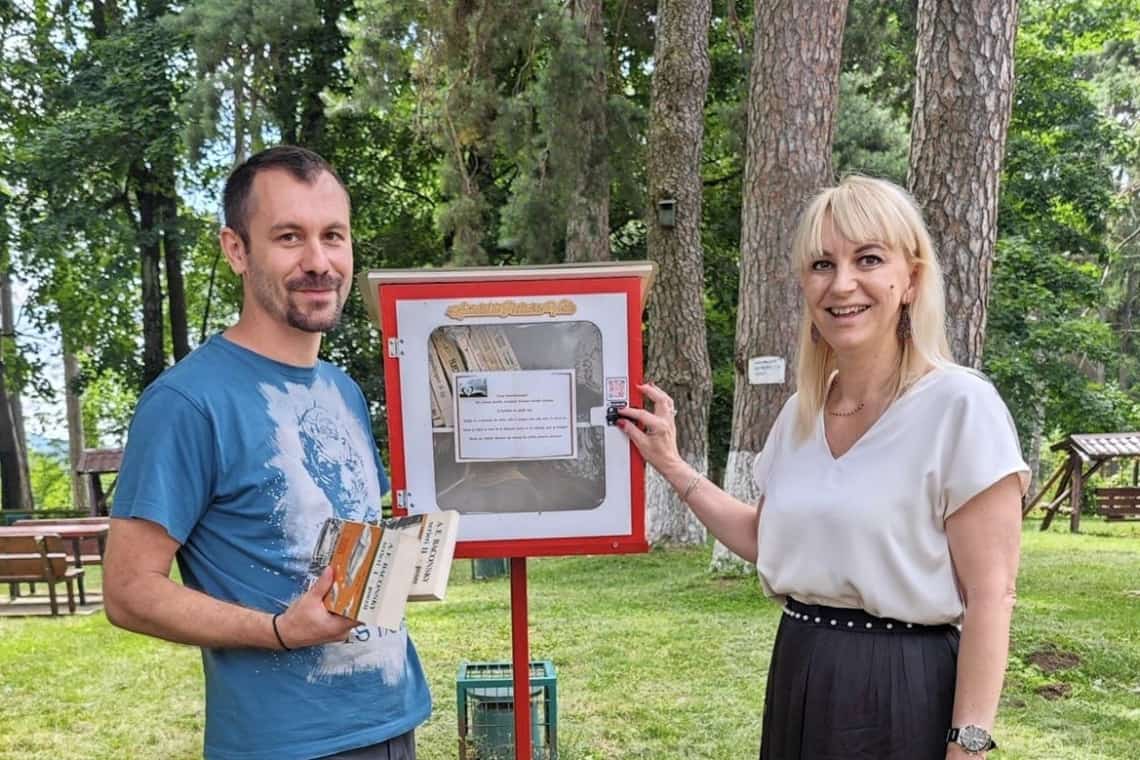 Cinci căsuțe cu cărți au fost amplasate, pentru pacienți, în curtea Spitalului Voila