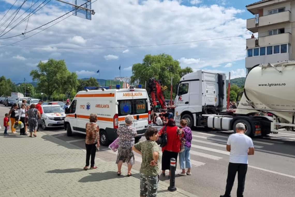 O bătrânică de 79 de ani a ajuns la spital după ce a fost lovită de un TIR, în Vălenii de Munte
