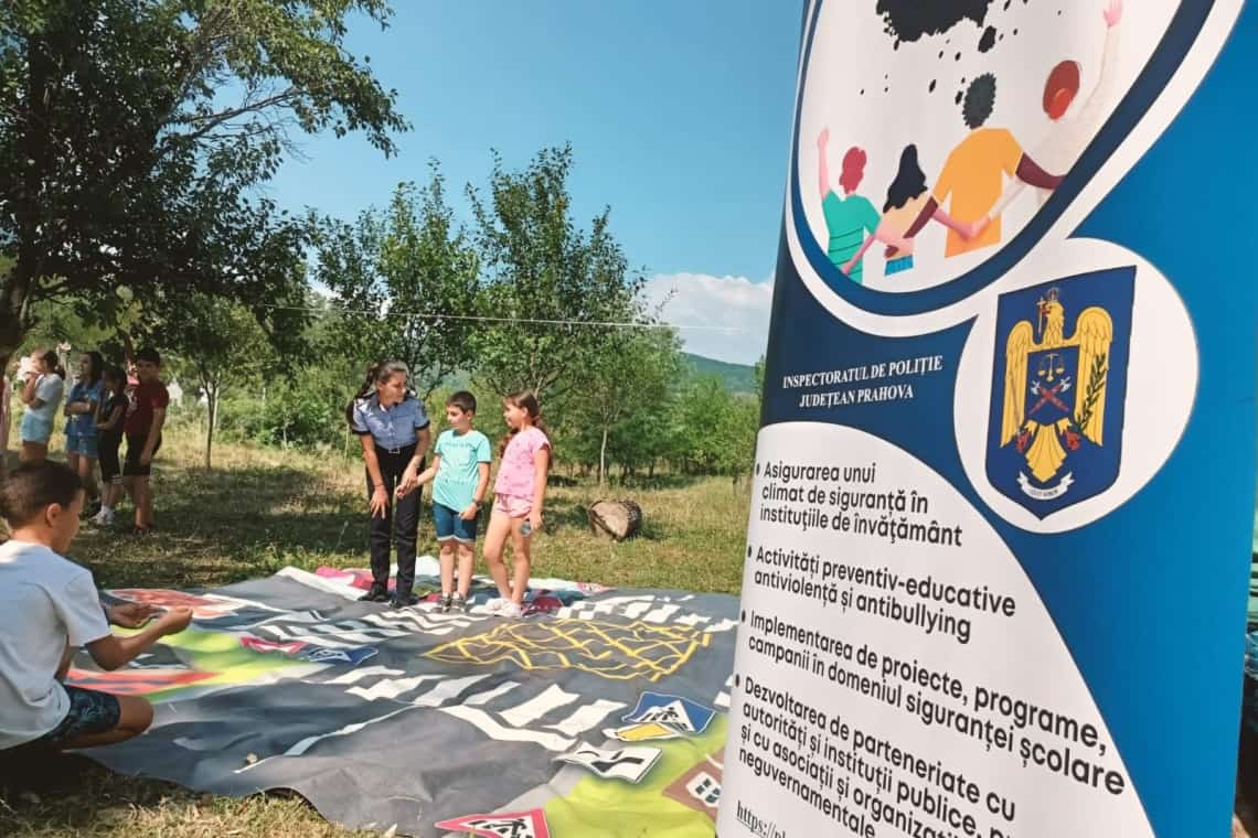 Polițiștii prahoveni, din nou în mijlocul copiilor. Acum, la Școala de Vară Mireșu Mare