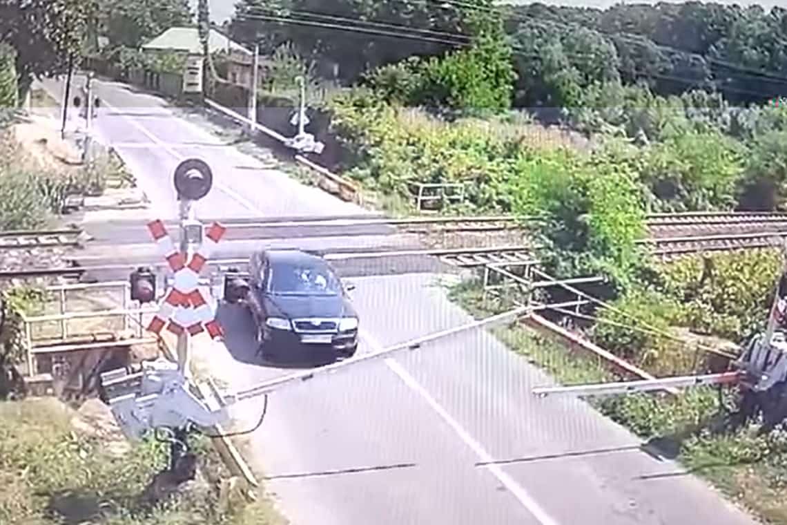 Video/ Un șofer inconștient a spulberat bariera de la Brazi, chiar înainte de trecerea unui tren de călători!