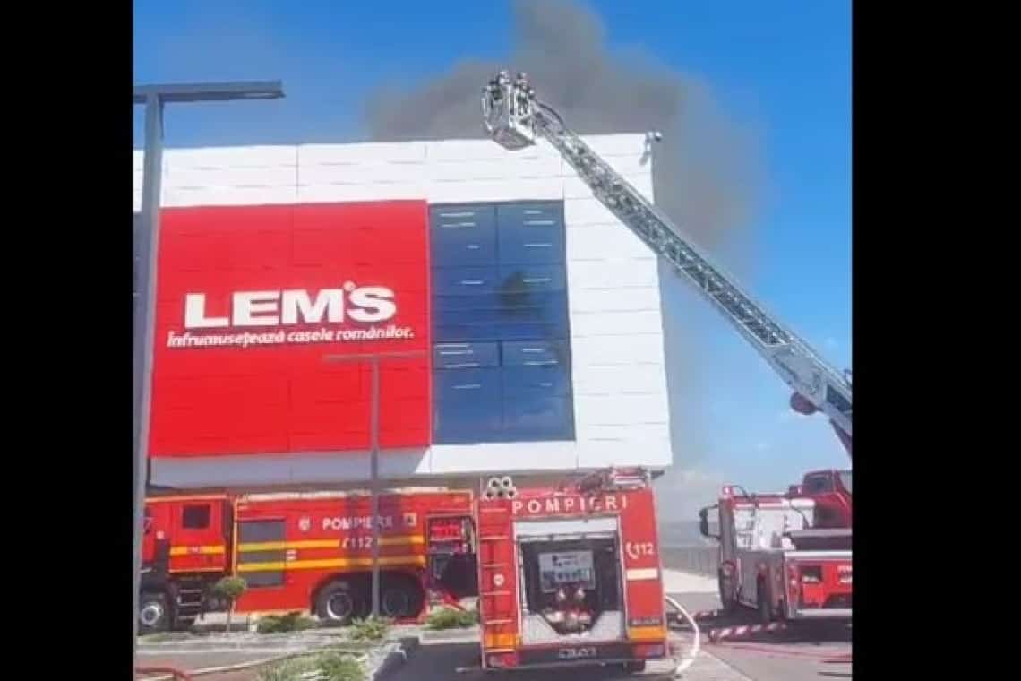 Incendiul de la magazinul de mobilă LEMS Ploiești a distrus 12 panouri fotovoltaice de pe acoperișul clădirii