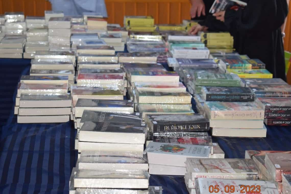 Zeci de deținute din Penitenciarul Târgșor și-au cumpărat cărți aduse de o editură în incinta închisorii