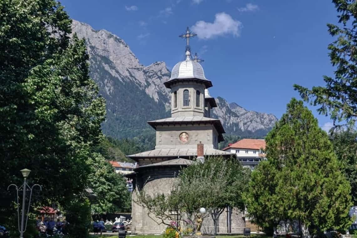 Biserica Domnească din Bușteni, cu hramul Nașterea Maicii Domnului, ridicată în amintirea unicului copil al Regelui Carol I, principesa Maria, răpusă de boală la numai patru ani