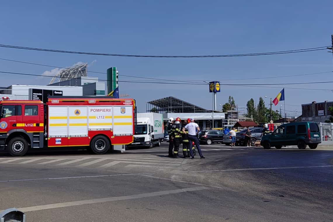 Pompierii au intervenit pe strada Apelor din Ploiești, pentru a înlătura pericolul după ce rezervorul unui autovehicul s-a spart într-un accident