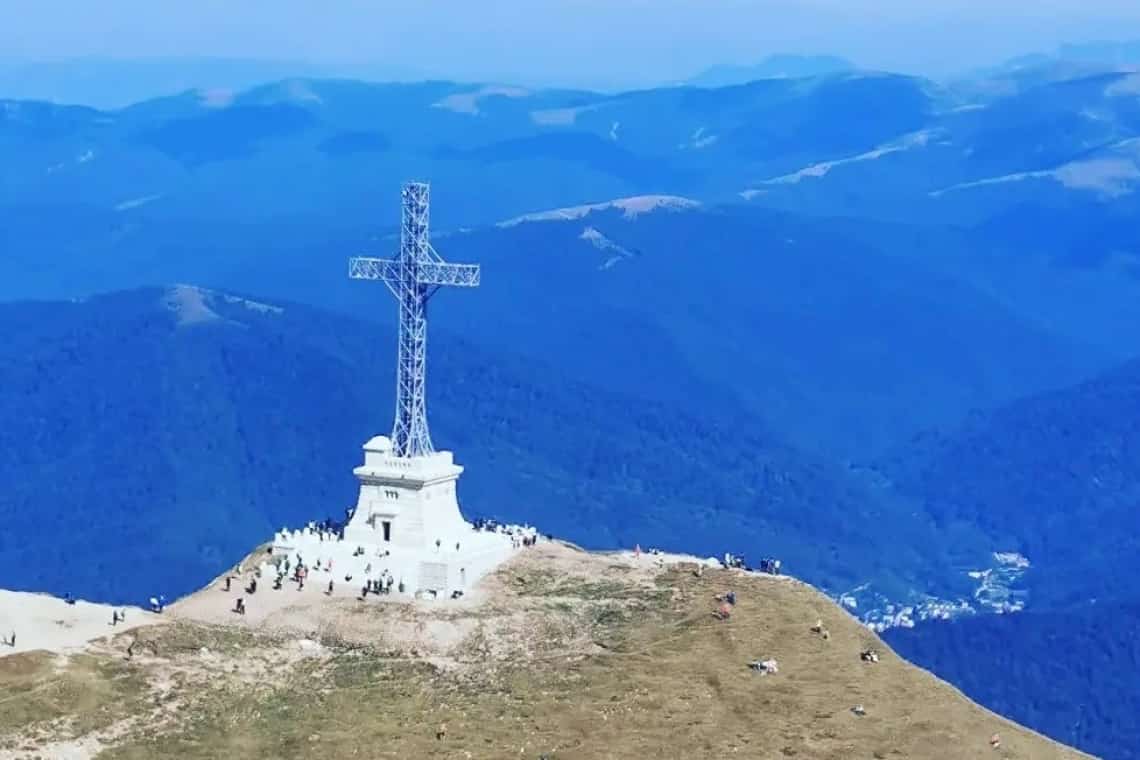 UPDATE/ Ceremonii militare și religioase la Crucea Eroilor de pe Caraiman. S-au împlinit 95 de ani de la inaugurarea monumentului și 10 ani de la intrarea în Cartea Recordurilor