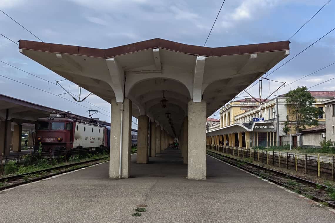Un tren de călători a avut "pauză" două ore în stația Ploiești Sud, din cauza grevei de avertisment a ceferiștilor
