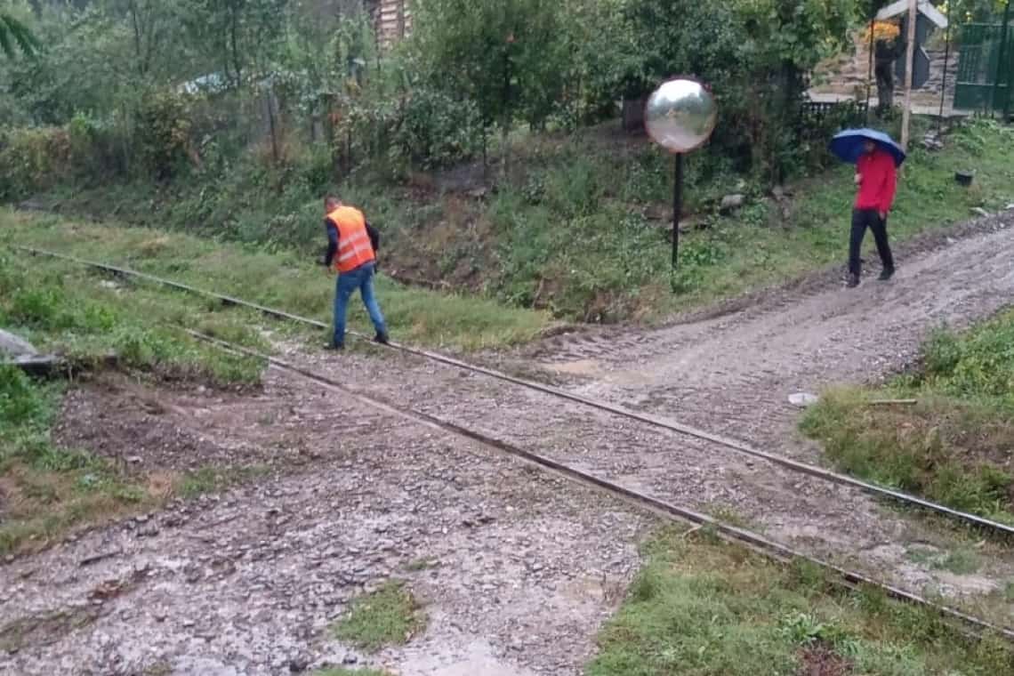 Trenul de Măneciu a rămas blocat pe traseu, vineri după-amiază, din cauza aluviunilor de pe calea ferată, provocate de o rupere de nori