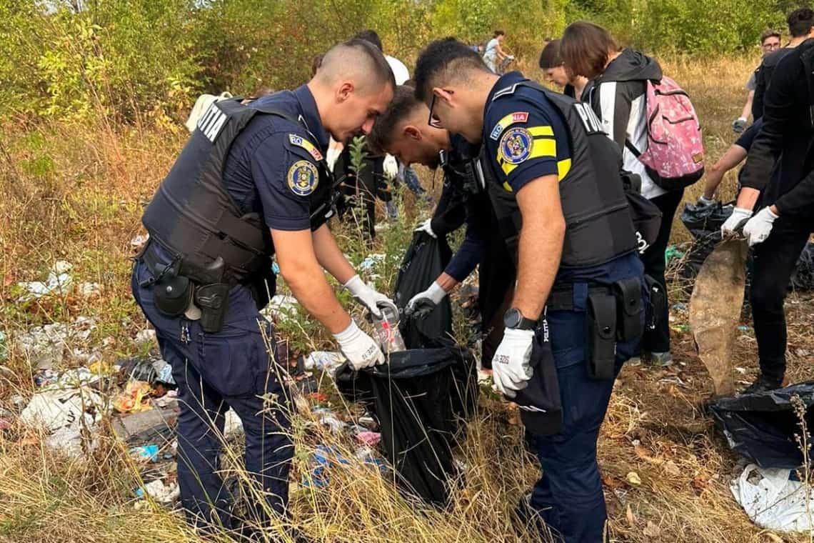 Polițiștii prahoveni, cot la cot cu ploieștenii, la acțiunea de strângere a gunoaielor din zona rafinăriei Vega