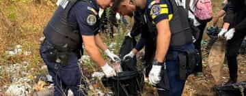 Polițiștii prahoveni, cot la cot cu ploieștenii, la acțiunea de strângere a gunoaielor din zona rafinăriei Vega