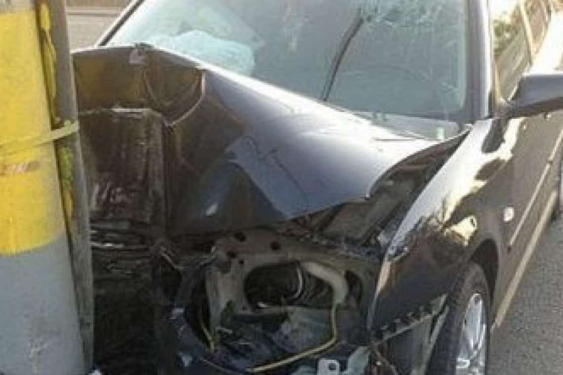 Ploiești/ Un șofer băut a ajuns la spital după ce a intrat cu mașina într-un stâlp de iluminat, pe strada Lupeni