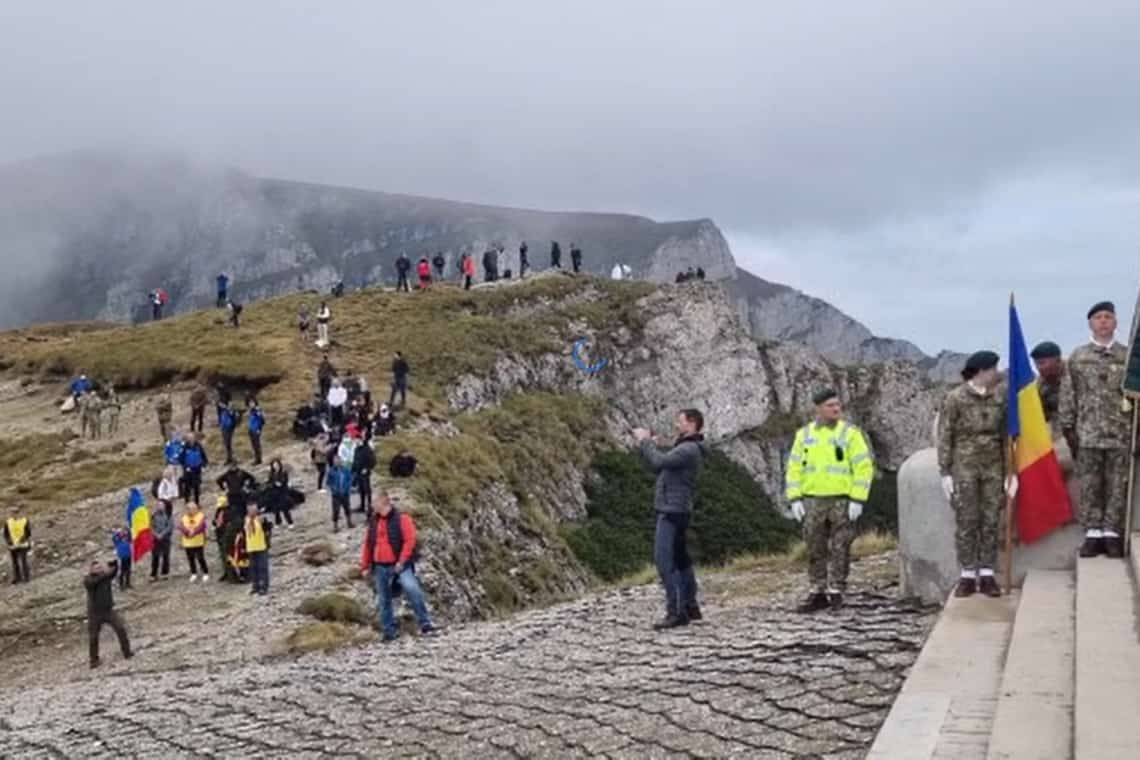 Crucea Eroilor de pe Caraiman, celebrată de sute de militari, jandarmi și turiști, la aniversarea a 95 de ani