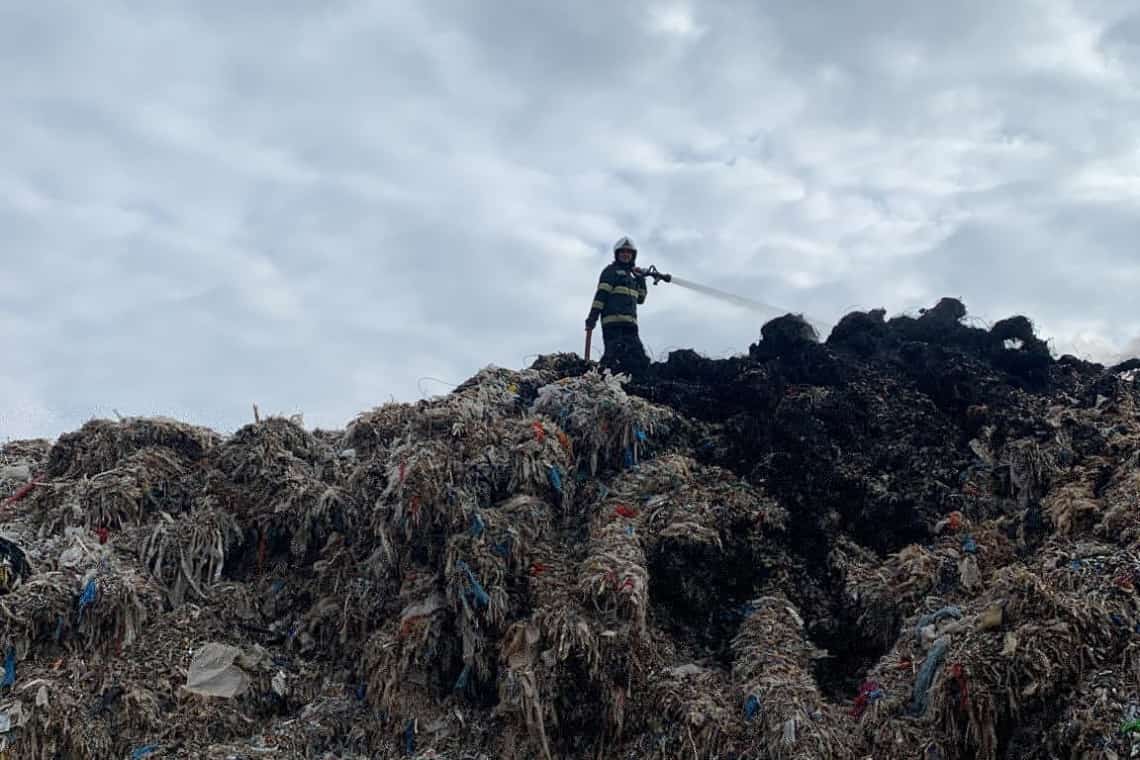 Intervenție de aproape trei ore a pompierilor prahoveni pentru stingerea unui incendiu, pe raza comunei Ariceștii Rahtivani