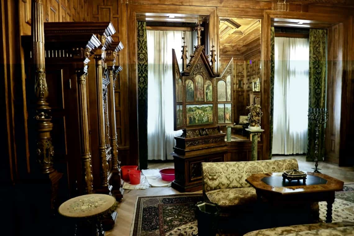 Găleți și ligheane, ”obiective de mare interes” în interiorul Castelului Peleș. Ce măsuri ia Ministerul Culturii