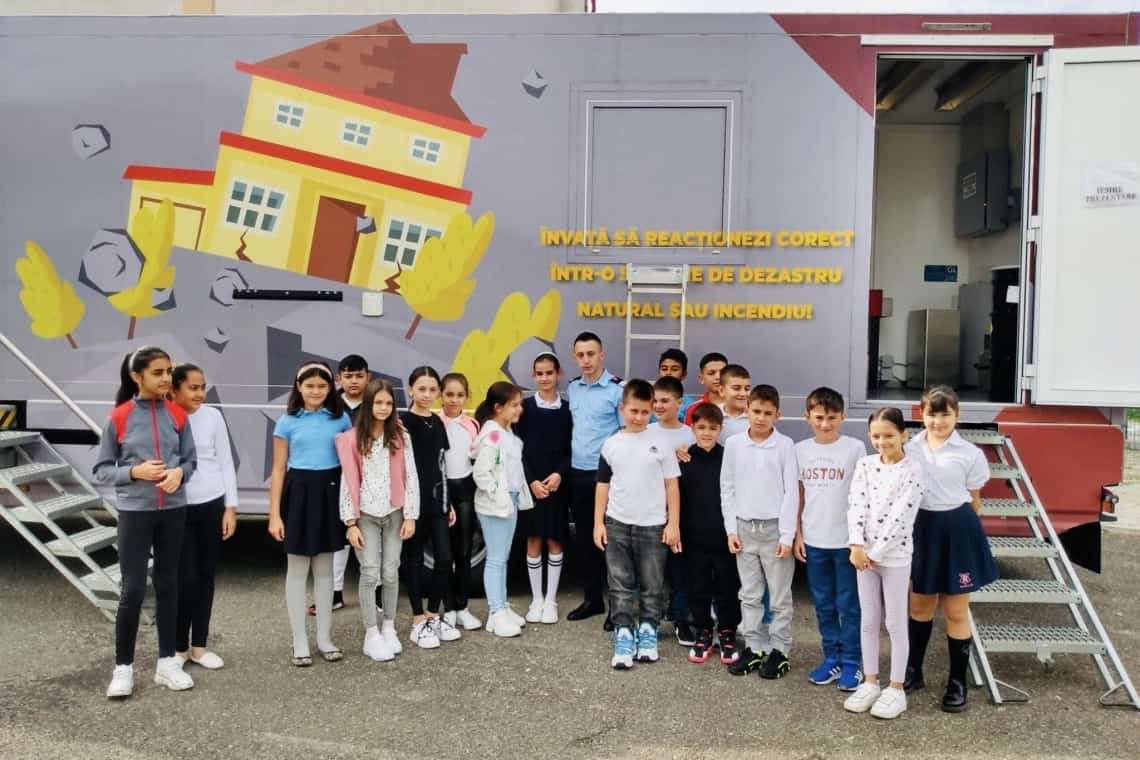 Elevi și profesori din trei școli prahovene, la ”instructaj”, în Centrul Mobil pentru situații de urgență al pompierilor!