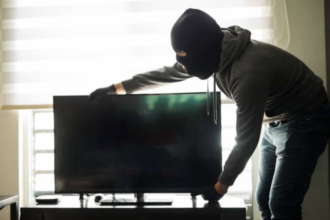 Hoț în vârstă de 19 ani, din comuna Dumbrava, reținut după ce a furat un televizor al unui consătean