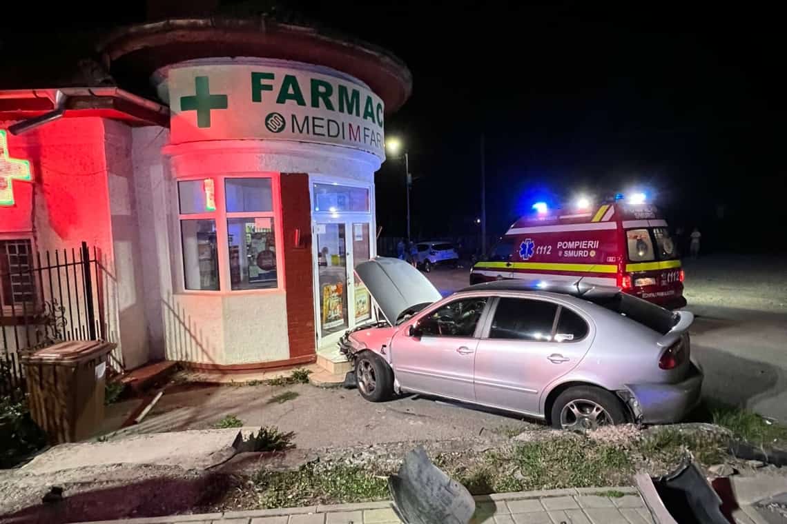 Un autoturism implicat într-un accident, în Băicoi, a intrat în zidul unei farmacii