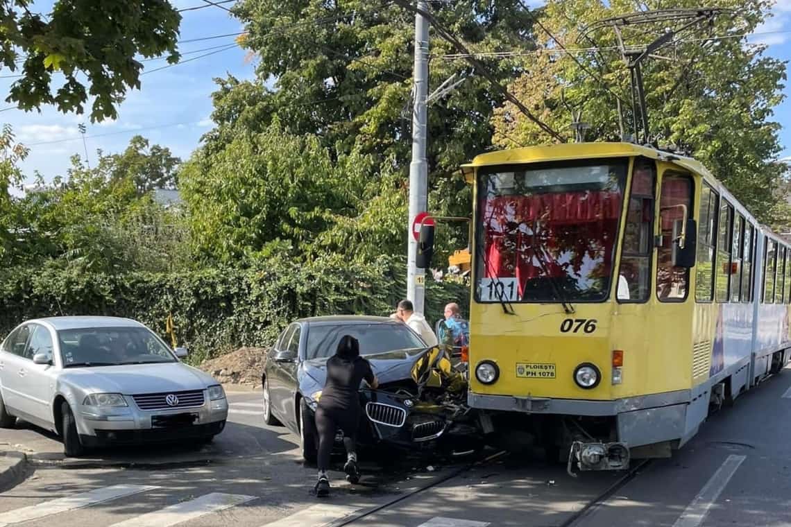 Ploiești/ Un autoturism ”de marcă”, șifonat după coliziunea cu un tramvai