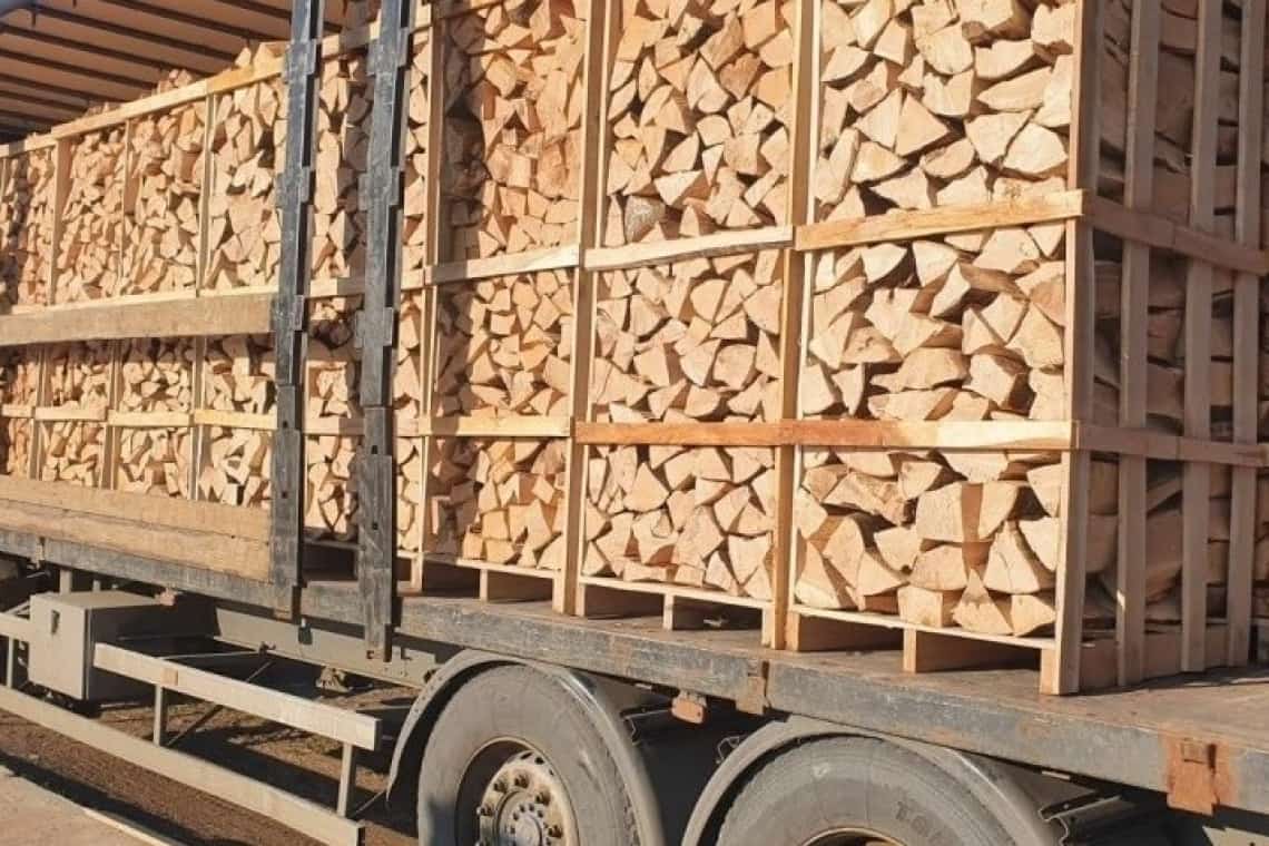 Semiremorcă ticsită cu lemne, ”ridicată” de agenții rutieri pe DN1, la Sinaia