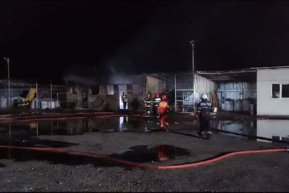 Update/Incendiu la depozitul de carburanți din incinta unei ferme, lângă Loloiasca