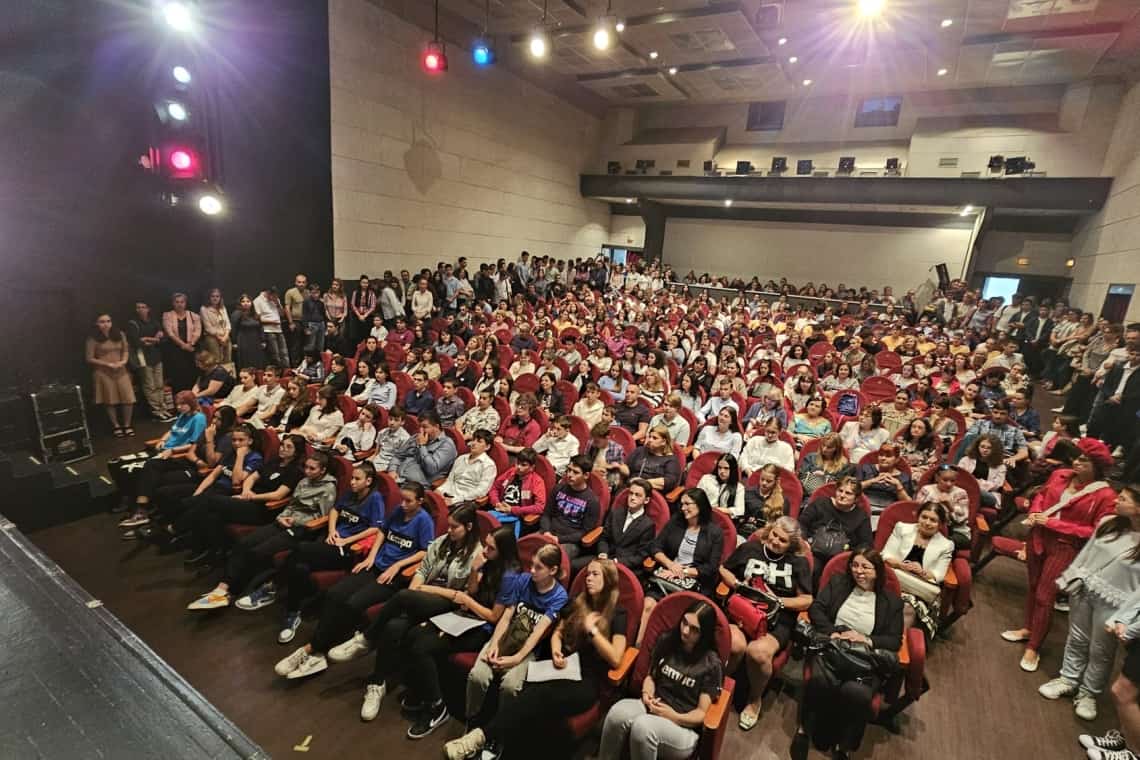 Sala Teatrului ”Toma Caragiu” din Ploiești, plină cu elevi olimpici, de Ziua Educației. Toți au fost premiați pentru rezultatele de excepție