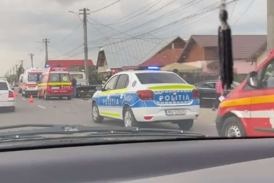 Un bărbat a fost lovit de un autoturism proiectat în afara drumului de un autocamion, pe DN1, la Românești