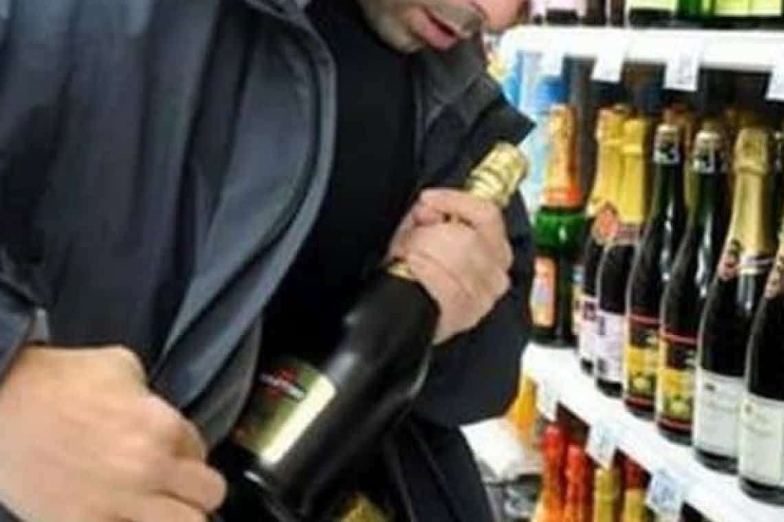 Hoț ghinionist! A spart prima sticlă de alcool furată dintr-un magazin din Ploiești, s-a întors să ia alta, dar s-a ales cu dosar penal!