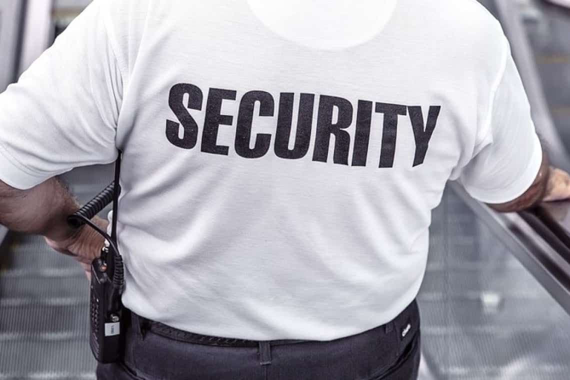 Paznici doar cu numele! Agent de pază, prins dormind în post, la un control al polițiștilor prahoveni