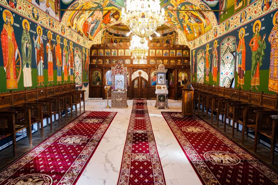 Zi mare pentru comunitatea din Sângeru: Biserica "Adormirea Maicii Domnului"- sfințită după ample lucrări de reabilitare