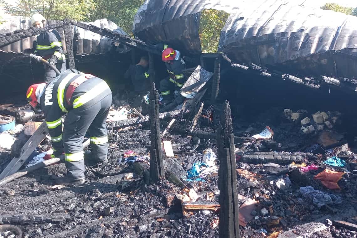O casă din comuna Surani a fost mistuită de flăcări, joi dimineață