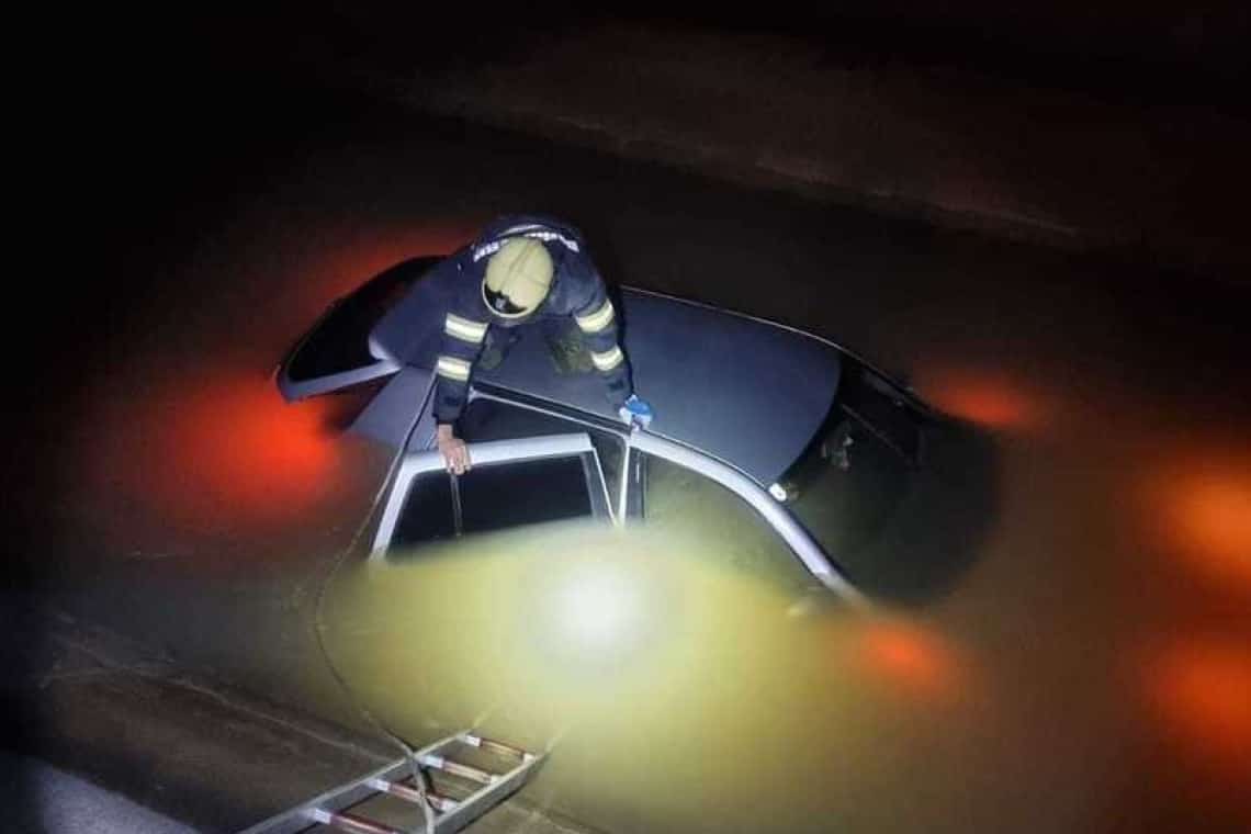 Un autoturism a căzut într-un pârâu, noaptea trecută, în comuna Râfov. Apelul la 112 s-a făcut prin aplicația S.O.S.