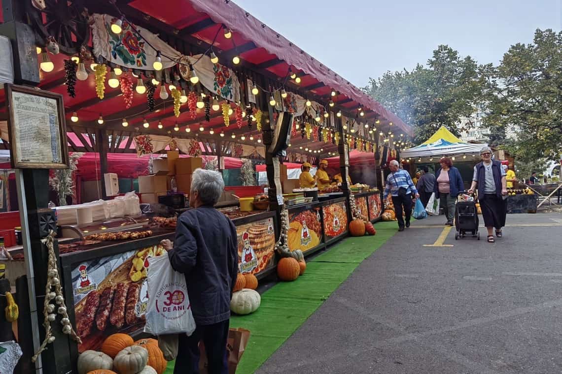 S-a deschis Târgul de Toamnă din Ploiești. Cât trebuie să scoateți din buzunar pentru pastramă și must