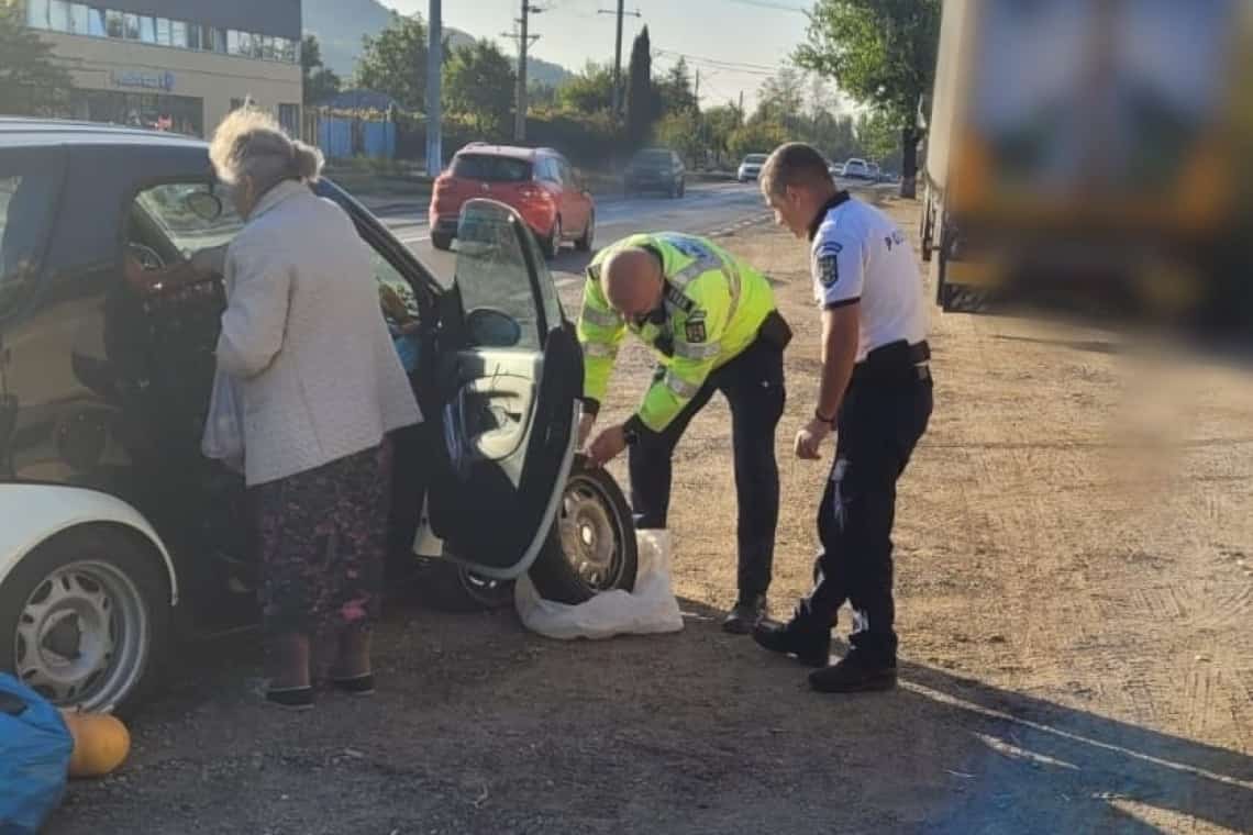 Agenții rutieri de la Poliția Vălenii de Munte au ajutat o șoferiță în vârstă, profesor universitar, să-și schimbe o roată de la mașină, după ce a făcut pană