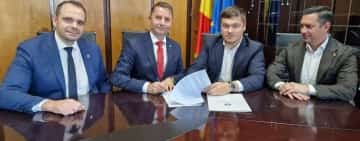 Canalizare în satul Loloiasca din Tomșani, cu fonduri prin Programul ”Anghel Saligny”. Primarul Mihai Florin Pelin (PSD) a semnat contractul de finanțare