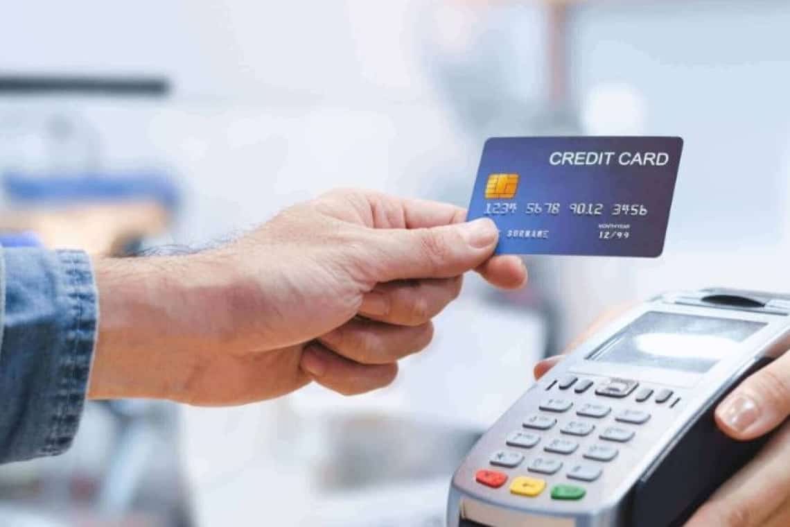 Un prahovean s-a bucurat că a găsit un card bancar, dar a intrat în vizorul polițiștilor. ”Norocosul” a dat înapoi suma cheltuită și are acum și dosar penal