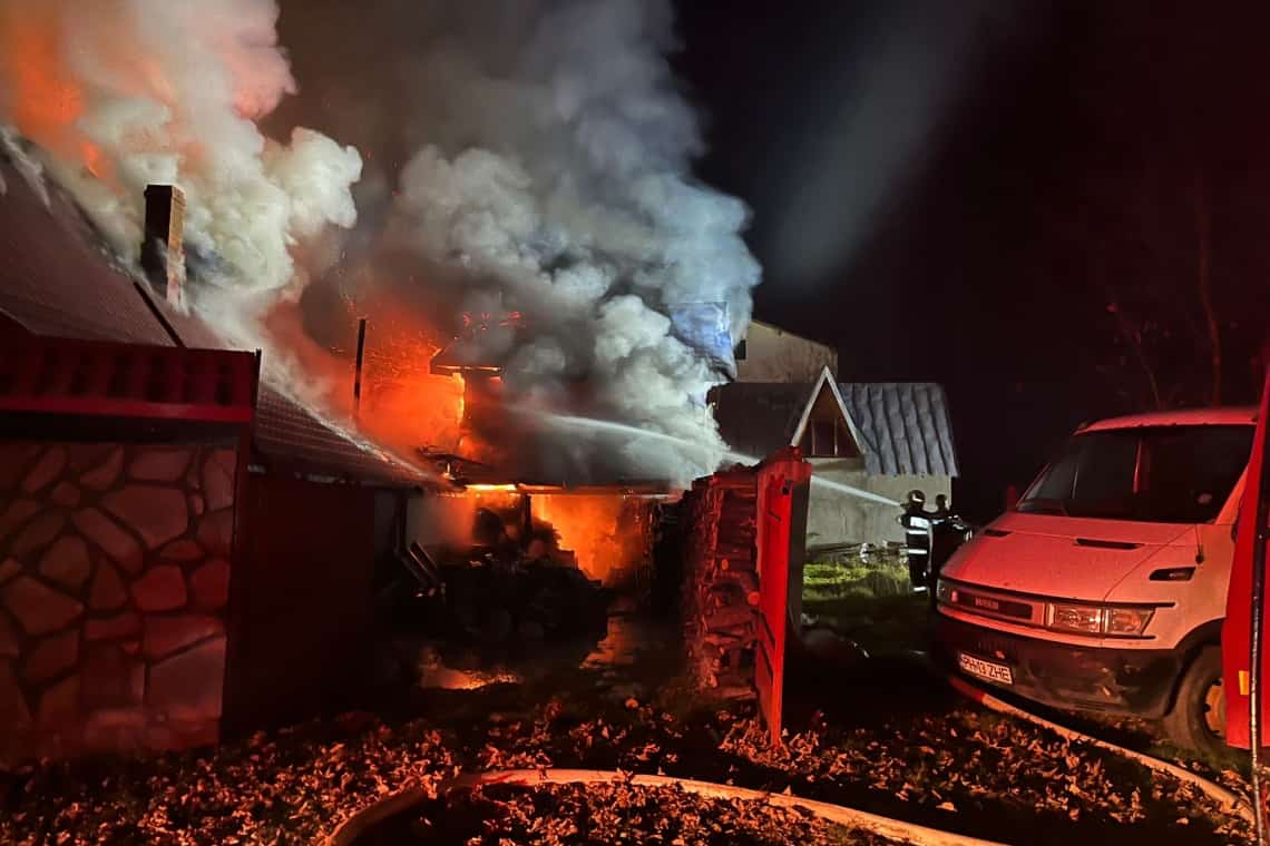 Incendiu în stațiunea Cheia, sâmbătă seară. O locuință a fost cuprinsă de flăcări