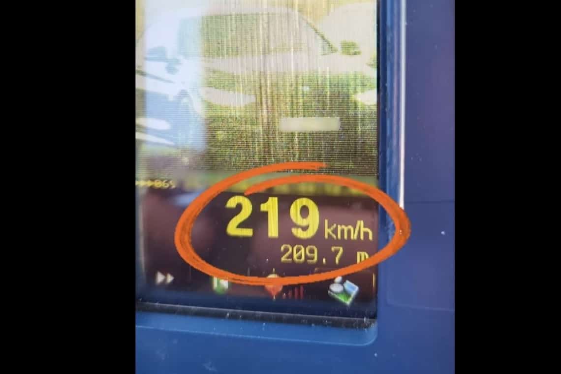 Tânăr de 20 de ani, prins rulând cu 219 km/h pe autostrada A3. Acum e pieton pentru 120 de zile!