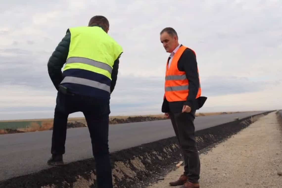 Asfalt pe lotul 2 al autostrăzii Ploiești-Buzău! Prefectul Virgiliu Nanu apreciază avansul constructorilor pe acest lot