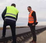 Asfalt pe lotul 2 al autostrăzii Ploiești-Buzău! Prefectul Virgiliu Nanu apreciază avansul constructorilor pe acest lot
