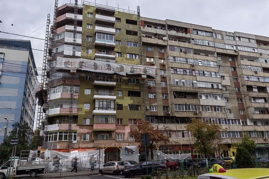Lucrările avansează la unul dintre blocurile din Ploiești intrate în programul de reabilitare termică