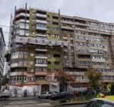 Lucrările avansează la unul dintre blocurile din Ploiești intrate în programul de reabilitare termică