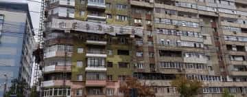 Lucrările avansează la unul dintre blocurile din Ploiești intrate în programul de reabilitare termică