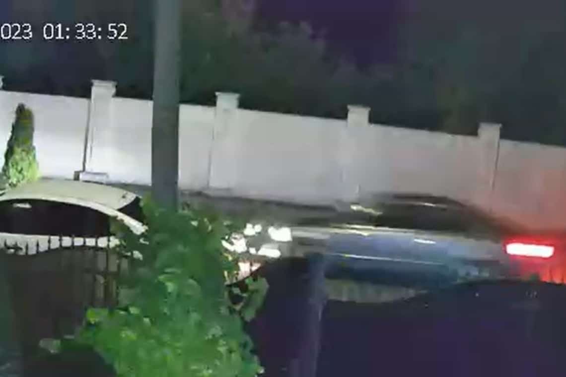 Un șofer care făcea drifturi și claxona în miez de noapte, exasperându-i pe locuitorii unei străzi din satul Stăncești – Târgșoru Vechi, a fost identificat și sancționat de polițiști