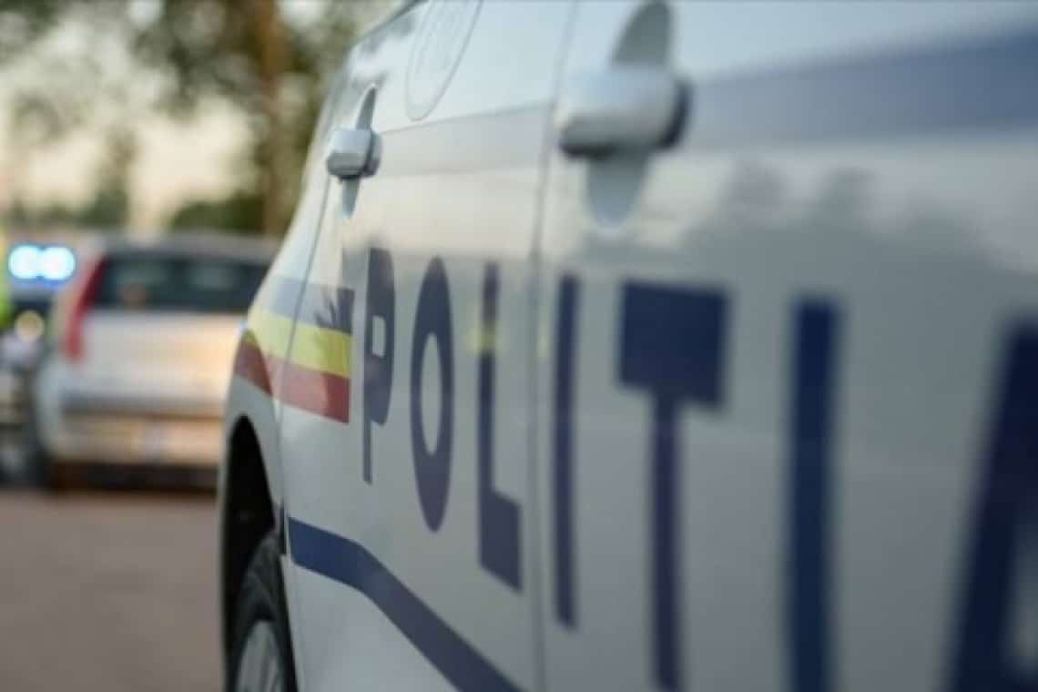 Un bărbat din Dumbrăvești a sărit cu toporul la polițiștii care veniseră să-l ancheteze pentru violență în familie. Un agent a fost rănit la cap, iar mașina de Poliție avariată
