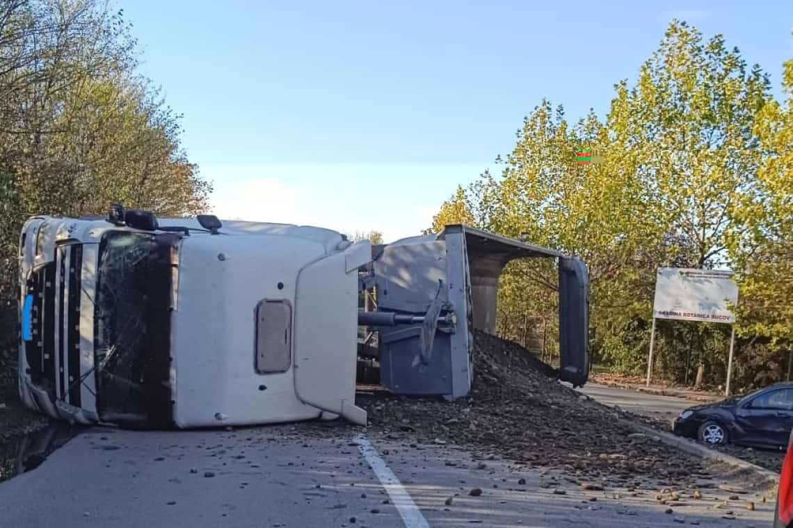 Coliziune între un autocamion plin cu balast și un autoturism, pe un drum din Bucov. Traficul este blocat complet, în zona Grădinii Botanice
