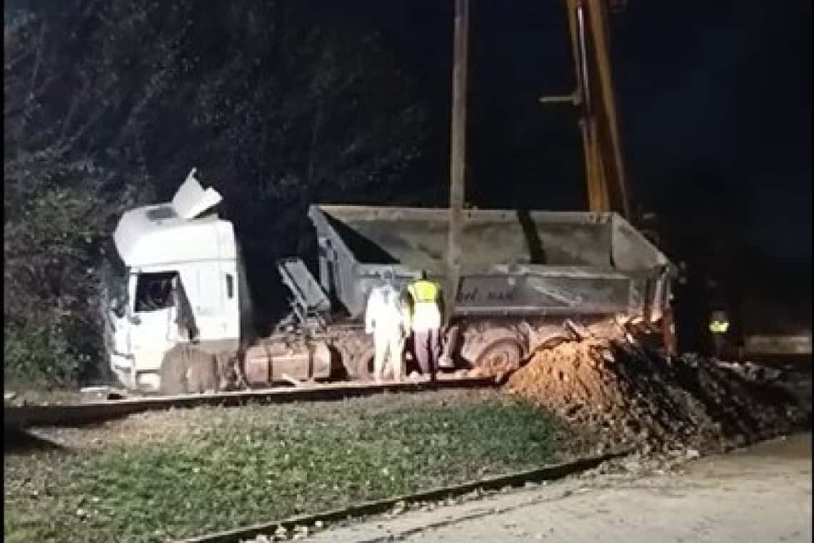 Autocamionul răsturnat în zona Grădinii Botanice de la Bucov a fost repus pe roți, cu ajutorul unei macarale de mare tonaj (video)