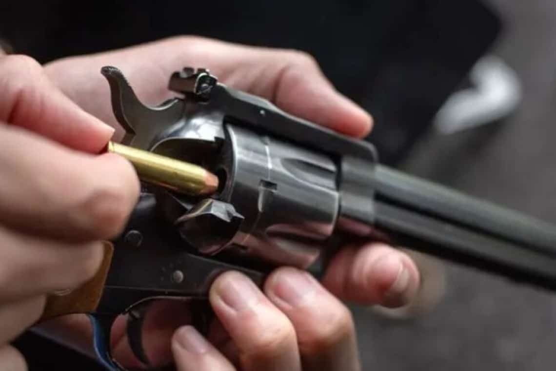 Un bărbat din Ploiești a ajuns la spital după ce s-ar fi împușcat în piept cu un revolver