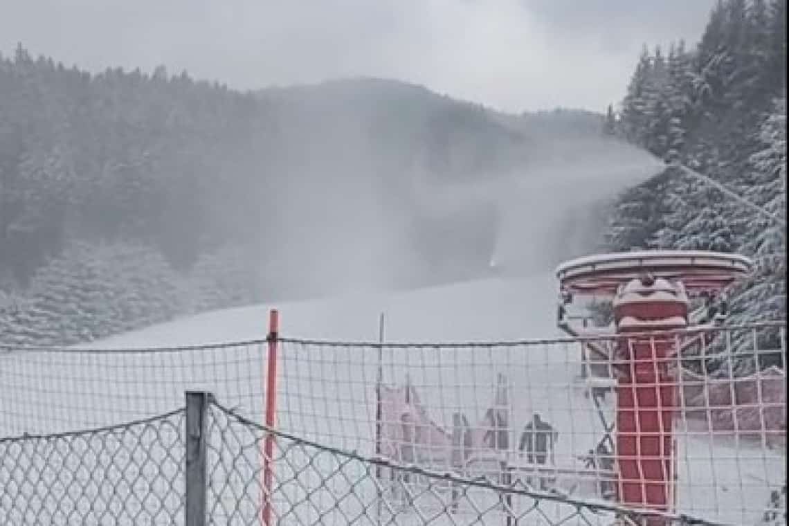 Zăpadă artificială pe pârtiile din Azuga! Tunurile au fost puse în funcțiune de sâmbătă seară (video)