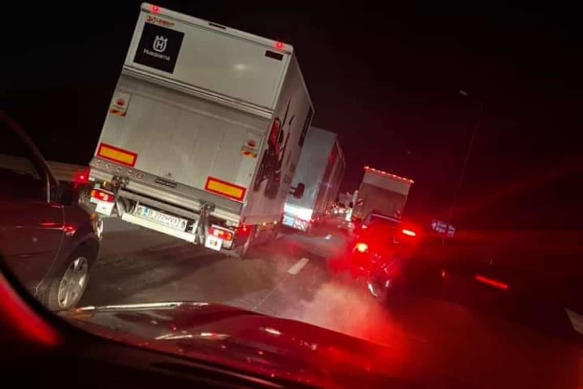 Coliziune între autovehicule ale unui convoi militar, pe podul de la rafinăria Brazi